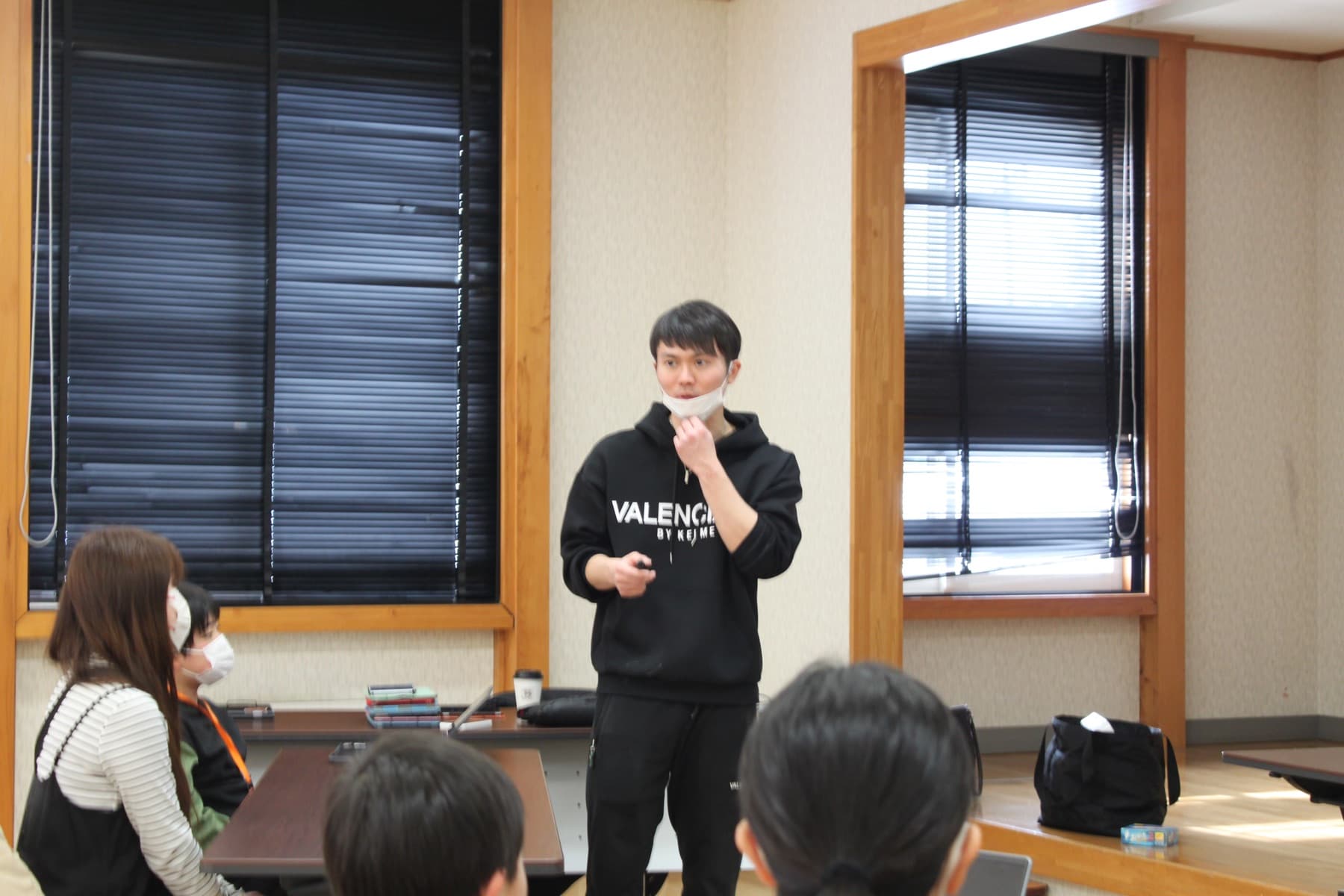 講師が子どもたちに説明している様子
